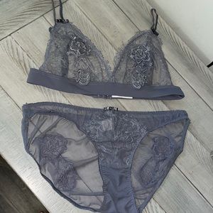Loook 👀 at this sexy piece. This is a two piece lingerie set surely to please